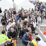 振る舞い酒に行列をつくる来場客＝道の駅よかわ