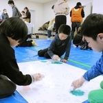 思い思いに色を塗る子どもら＝みき歴史資料館