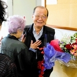 長年寄り添ってきた患者たちからねぎらいの言葉をかけられ、感極まる村谷明久院長＝私立口吉川診療所