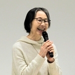 宮沢賢治の作品を絵本にする際の秘話などを明かす松田素子さん＝三木市立中央図書館