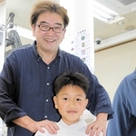 切ってもらった髪を手に、晴れやかな笑顔を見せる小紫心瑛さん＝三木市福井１