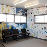 子どもやアーティストの作品で華やかになった駅舎内＝三木市本町１