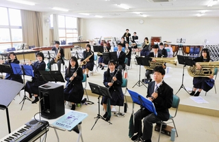大型連休中の定期演奏会に向けて意欲をみなぎらせる三木高校吹奏楽部のメンバー＝同校
