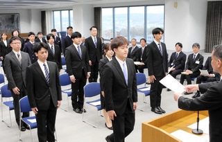 仲田一彦市長から辞令を受け取る國藤太一さん（中央手前）ら新任職員＝三木市役所