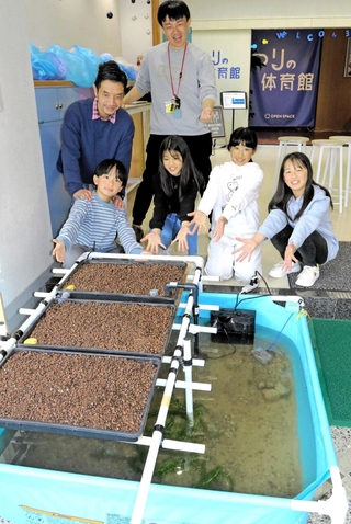 屋内釣り堀の入り口に設置された循環農法「アクアポニックス」の展示＝三木市吉川町大畑