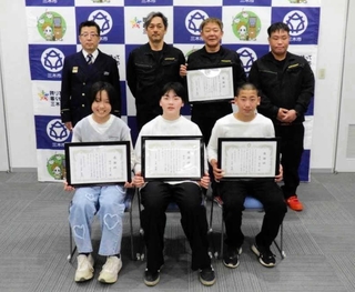 感謝状を贈られた明石浚渫興業の従業員（後列右から３人）と小学生（前列３人）ら＝三木市消防本部