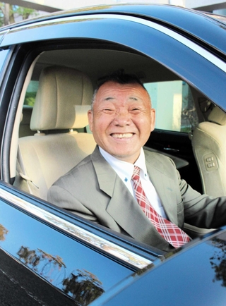 満面の笑みを見せる皿池昌行さん＝三木市役所