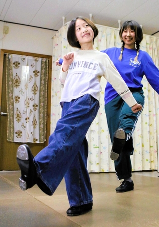 音楽に合わせて靴音を軽快に響かせる井上美音さん（中央）と笑顔で指導する市丸華奈子さん＝三木市宿原