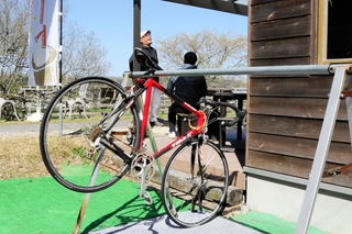 西山牧場に以前から設置されているサイクルラック。大型連休には多くのサイクリストが訪れる＝三木市吉川町豊岡