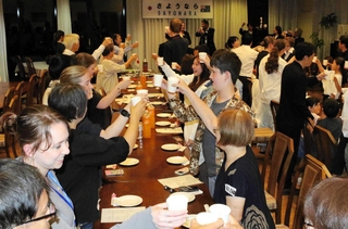 ２年前、フェデレーション市の訪問団が三木市を訪れ、ホストファミリーと交流を深めた＝三木市内