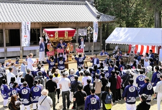 子ども屋台の新調２０年を祝い、伝統文化の継承を目指して開かれた記念式典。最後に屋台から菓子がまかれた＝三木市別所町東這田