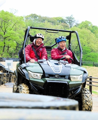 豊かな自然に囲まれたコースを走る２人乗りバギー。開放感が魅力のアトラクションだ＝ネスタリゾート神戸