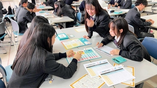 ゲームを楽しみながら金融について学ぶ生徒たち＝三木東高校