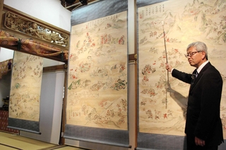 淡々とした口調で三木合戦を語る西森良企さん＝法界寺