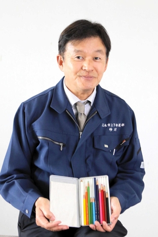 ふぞろいの色鉛筆が初心を思い出させてくれる＝三木市上の丸町