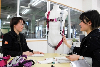 女性専用のハーネスについて、顧客から寄せられた声を基に打ち合わせをする基陽の社員＝三木市別所町小林