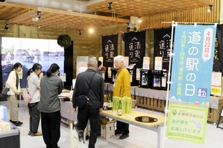 日本酒と甘酒が振る舞われ、試飲コーナーもにぎわった＝道の駅よかわ
