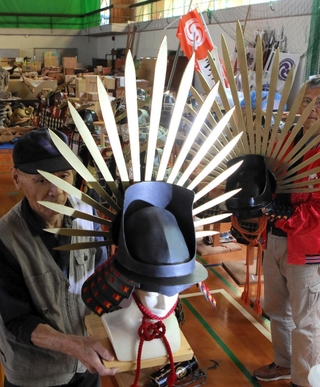 三木甲冑倶楽部が作った豊臣秀吉ゆかりのかぶと。武者行列で披露される＝三木市福井