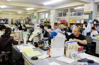 放課後の職員室。打ち合わせしたり、パソコンに向かったりと多忙な教職員＝三木小学校