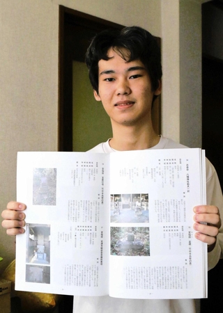 写真や解説が掲載された冊子を手にする藤川晃生さん＝三木市別所町下石野