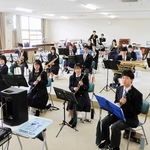 大型連休中の定期演奏会に向けて意欲をみなぎらせる三木高校吹奏楽部のメンバー＝同校