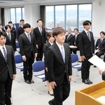 仲田一彦市長から辞令を受け取る國藤太一さん（中央手前）ら新任職員＝三木市役所