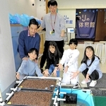 屋内釣り堀の入り口に設置された循環農法「アクアポニックス」の展示＝三木市吉川町大畑