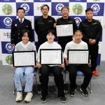 感謝状を贈られた明石浚渫興業の従業員（後列右から３人）と小学生（前列３人）ら＝三木市消防本部