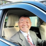 満面の笑みを見せる皿池昌行さん＝三木市役所