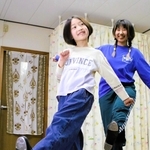 音楽に合わせて靴音を軽快に響かせる井上美音さん（中央）と笑顔で指導する市丸華奈子さん＝三木市宿原