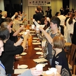 ２年前、フェデレーション市の訪問団が三木市を訪れ、ホストファミリーと交流を深めた＝三木市内