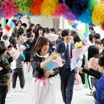 感無量の表情で児童たちに手を振る井上紀代美前校長（中央）ら＝自由が丘東小学校