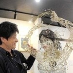 金具を溶接して形作った等身大の女性像と佐藤憲一さん（左）＝三木市与呂木