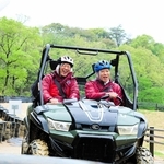 豊かな自然に囲まれたコースを走る２人乗りバギー。開放感が魅力のアトラクションだ＝ネスタリゾート神戸