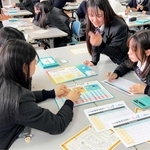 ゲームを楽しみながら金融について学ぶ生徒たち＝三木東高校