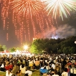 昨夏のみっきぃ夏まつり。芝生広場は花火を見上げる多くの来場客で埋め尽くされた＝２０２５年８月２３日、県立三木総合防災公園