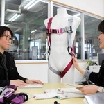 女性専用のハーネスについて、顧客から寄せられた声を基に打ち合わせをする基陽の社員＝三木市別所町小林
