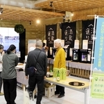 日本酒と甘酒が振る舞われ、試飲コーナーもにぎわった＝道の駅よかわ