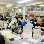 放課後の職員室。打ち合わせしたり、パソコンに向かったりと多忙な教職員＝三木小学校