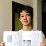 写真や解説が掲載された冊子を手にする藤川晃生さん＝三木市別所町下石野