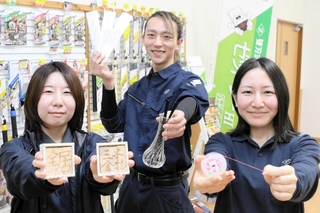 三木の新しい土産物を考えた（左から）正殿晴菜さん、神保達樹さん、植田玲蘭さん＝岡田金属工業所