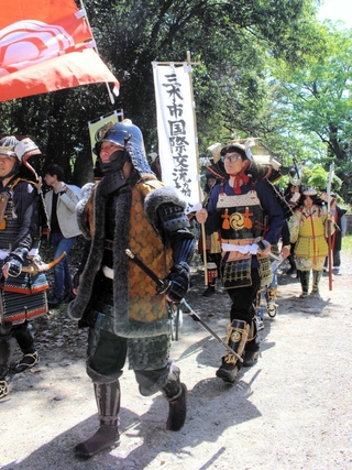 市内を巡り「帰城」した武者行列の一行＝三木市上の丸町