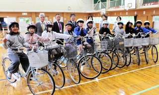 全国大会での躍進を目指して活動をスタートさせた特別自転車クラブのメンバーら＝自由が丘東小学校