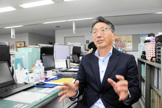 「みきティブ」の課題について話す地域クラブ活動コーディネーターの計倉哲也さん＝三木市役所
