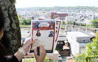 三木城跡からの景色を眺めながらクイズに頭を悩ませる。こんな歴史散歩も三木合戦ゆかりの地ならでは＝三木市上の丸町
