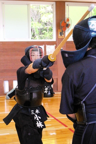 剣道部員と稽古に励む小林宗一郎トラビスさん＝三木高校