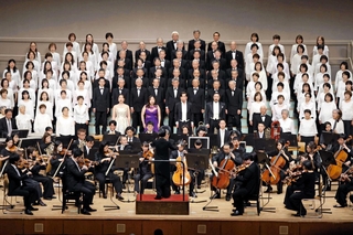 プロの演奏家やソリストと同じ舞台で歓喜の歌声を響かせる三木「第九」合唱団＝三木市文化会館