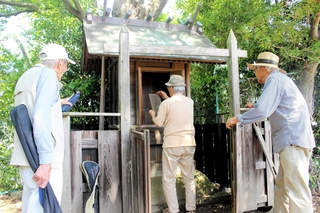 「崖崩れが起きて、二度と起きないように建てたと聞いている」という社。今でも年１回の祭礼が残る＝三木市上の丸町
