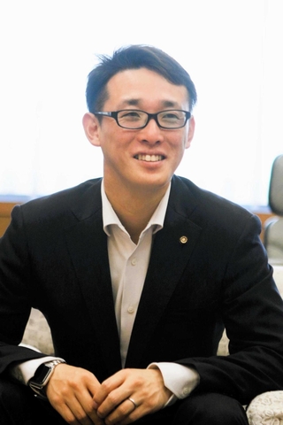 三木市議会の議長に就任した岸本和也氏＝三木市役所