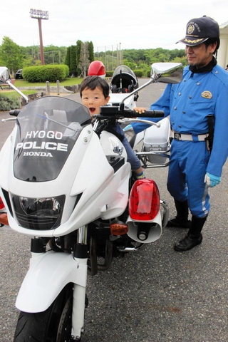 白バイにまたがり、嬉しそうな子ども＝三木市吉川町西奥